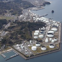 愛媛県今治市の菊間国家石油備蓄基地＝2026年3月26日午前10時49分、本社ヘリから
