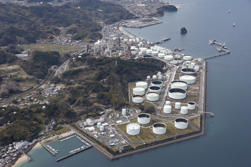 愛媛県今治市の菊間国家石油備蓄基地＝2026年3月26日午前10時49分、本社ヘリから