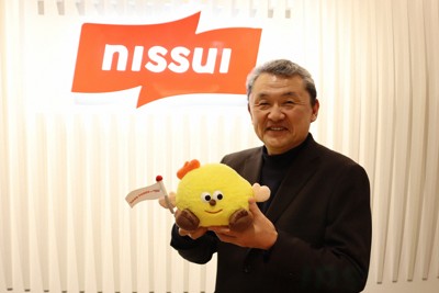 ニッスイのゆるキャラ「グッフー」を手にする田中輝社長＝東京都港区で2026年2月12日午後4時49分、山越峰一郎撮影