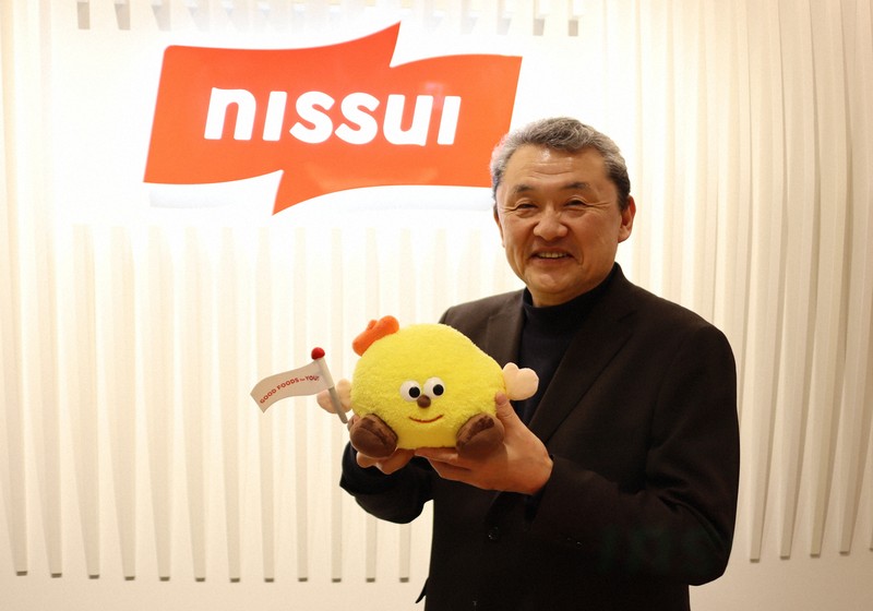 ニッスイのゆるキャラ「グッフー」を手にする田中輝社長＝東京都港区で2026年2月12日午後4時49分、山越峰一郎撮影