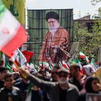 追悼式典で掲げられたイランの前最高指導者ハメネイ師の垂れ幕＝テヘランで2026年4月9日、WANAロイター
