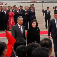空港に到着した中国の王毅外相（中央左）を迎える北朝鮮の崔善姫外相（同右）＝平壌で2026年4月9日、AP