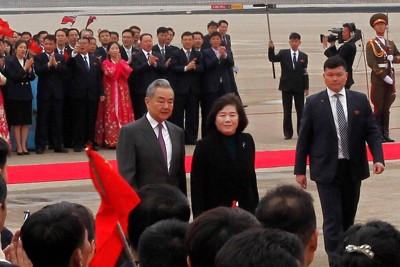 空港に到着した中国の王毅外相（中央左）を迎える北朝鮮の崔善姫外相（同右）＝平壌で2026年4月9日、AP