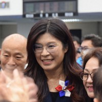 主席に就任し、党員らに囲まれる台湾最大野党・国民党の鄭麗文氏（中央）＝台北市で2025年11月1日、林哲平撮影