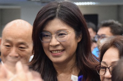 主席に就任し、党員らに囲まれる台湾最大野党・国民党の鄭麗文氏（中央）＝台北市で2025年11月1日、林哲平撮影