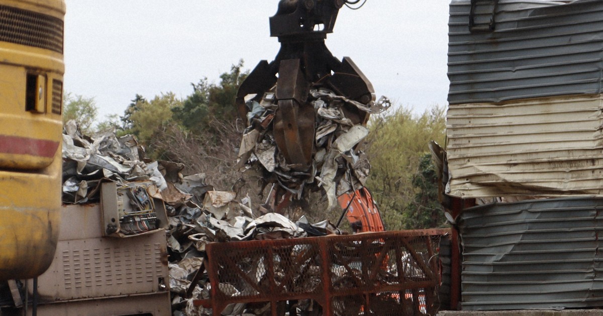 火災や騒音の問題続発　「スクラップヤード」規制強化へ法改正案