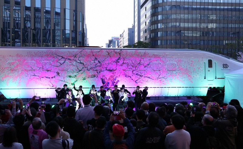 熊本地震で脱線した九州新幹線「つばめ」　10年ぶりにお披露目