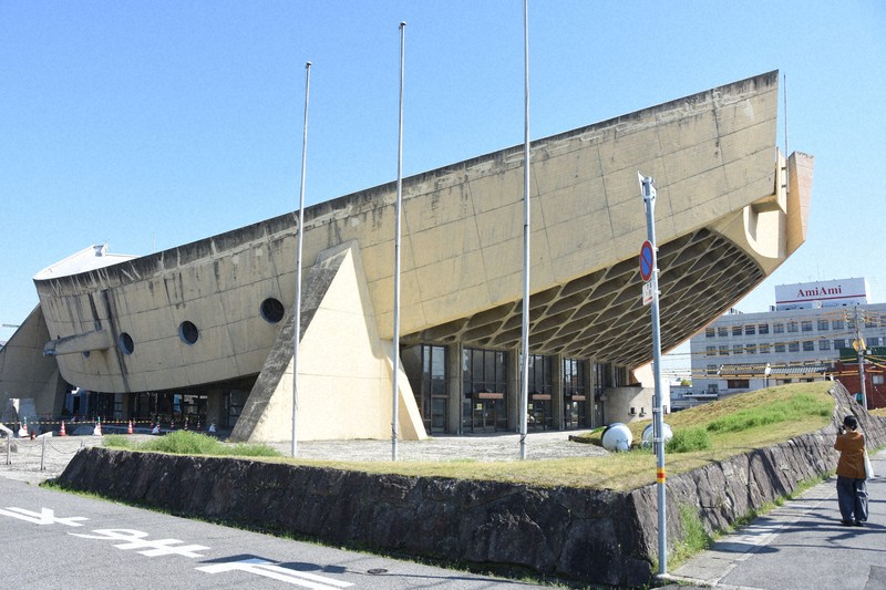 解体工事を控えた旧香川県立体育館（船の体育館）。内部に入ることはできないが、国内外から外観を見学に訪れる人の姿が見られる＝高松市福岡町で2026年4月8日午後3時11分、森田真潮撮影