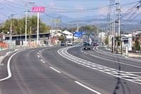 熊本地震から10年を前に4車線化された県道熊本高森線＝熊本県益城町で2026年3月20日、野田武撮影