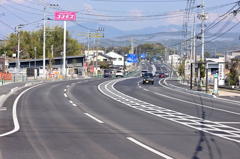熊本地震から10年を前に4車線化された県道熊本高森線＝熊本県益城町で2026年3月20日、野田武撮影