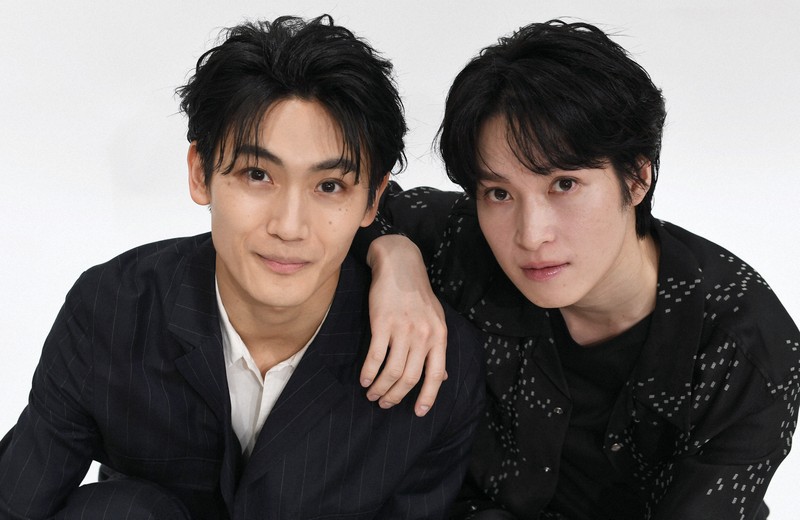 「鬼滅の刃」にダブルキャストで主演する阪本奨悟さんと髙橋颯さん（左）＝東京都目黒区で2026年3月10日、宮本明登撮影