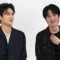 インタビューに答える、阪本奨悟さんと髙橋颯さん（左）＝東京都目黒区で2026年3月10日、宮本明登撮影