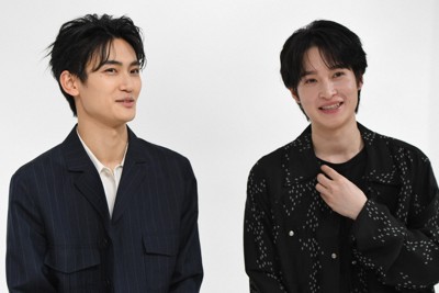 インタビューに答える、阪本奨悟さんと髙橋颯さん（左）＝東京都目黒区で2026年3月10日、宮本明登撮影