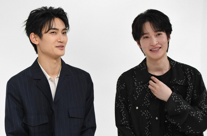 インタビューに答える、阪本奨悟さんと髙橋颯さん（左）＝東京都目黒区で2026年3月10日、宮本明登撮影