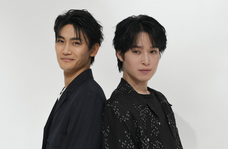 「鬼滅の刃」にダブルキャストで主演する阪本奨悟さんと髙橋颯さん（左）＝東京都目黒区で2026年3月10日、宮本明登撮影