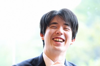 第84期名人戦第1局から一夜明け、対局を振り返る藤井聡太名人＝東京都文京区のホテル椿山荘東京で2026年4月10日午前9時14分、滝川大貴撮影