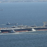 商船三井の原油タンカー「KIRISHIMA」＝東京湾で2026年4月3日午後2時33分、本社ヘリから平川義之撮影