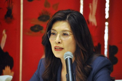 中国共産党の習近平総書記（国家主席）との会談後、記者会見を行う台湾最大野党・国民党の鄭麗文主席＝北京で2026年4月10日、畠山哲郎撮影