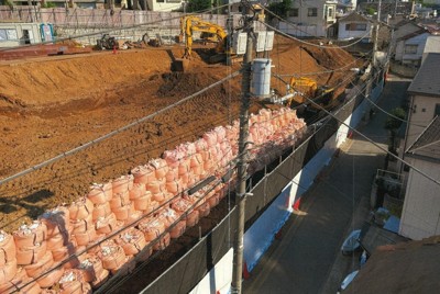 斜面で重機を使った工事が行われているマンション建設の現場＝東京都渋谷区富ケ谷で2025年夏ごろ（住民団体提供）