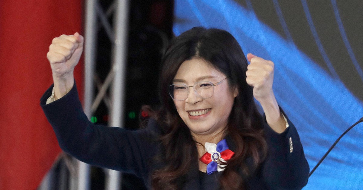 China's Xi meets with Taiwan opposition leader, 1st such talks in decade