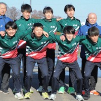 北照高陸上部の駅伝チームと阿部一也監督（後列右端）と工藤裕行総監督（同左端）＝北海道小樽市で2026年4月8日、三沢邦彦撮影