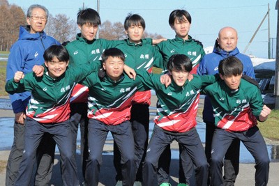 北照高陸上部の駅伝チームと阿部一也監督（後列右端）と工藤裕行総監督（同左端）＝北海道小樽市で2026年4月8日、三沢邦彦撮影