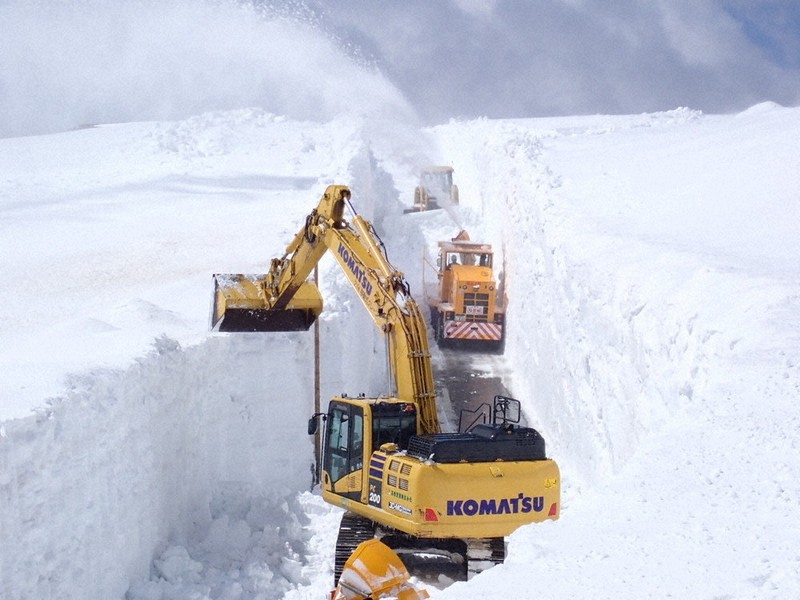 熟練の勘→デジタル技術で効率アップ　八幡平の雪壁、15日開通