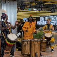 アフリカのミュージシャンらによる躍動感あふれるライブステージ＝大阪市中央区で2026年3月23日、安田美香撮影