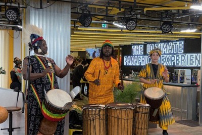 アフリカのミュージシャンらによる躍動感あふれるライブステージ＝大阪市中央区で2026年3月23日、安田美香撮影