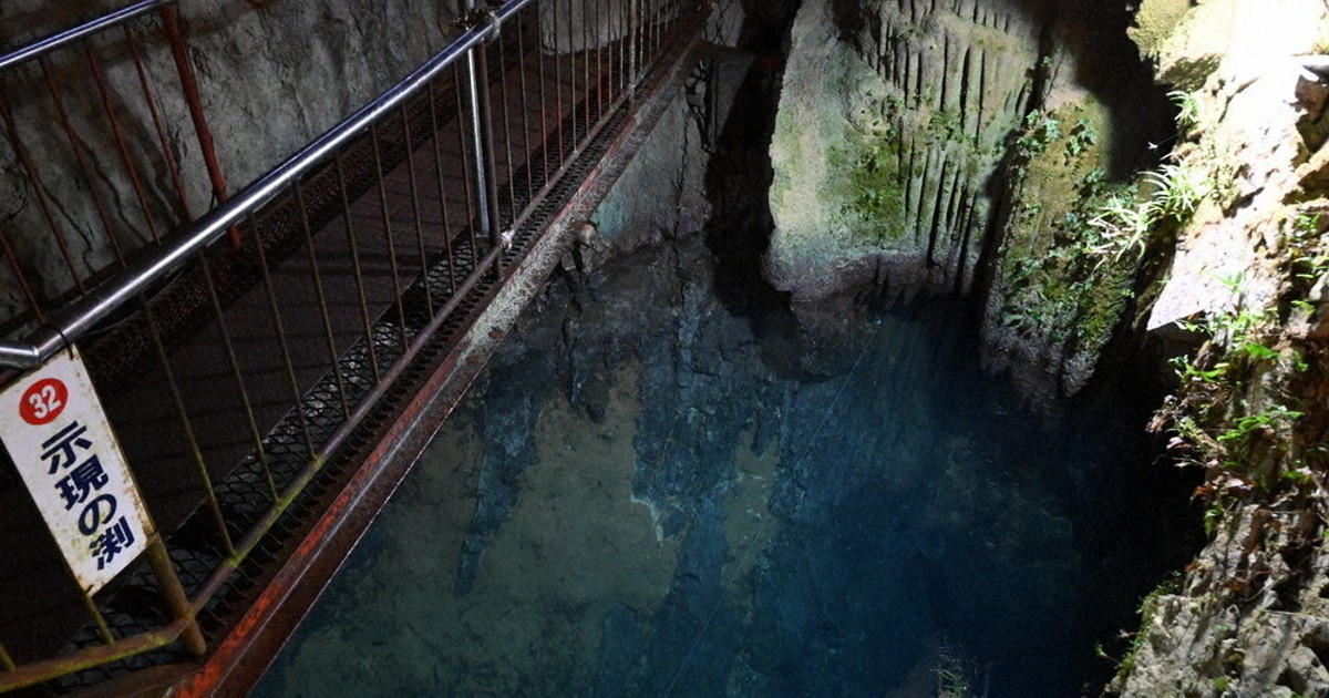 潜水97m、国内最深記録か　稲積水中鍾乳洞に3億年前の景色