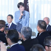 自民党の全国幹事長会議であいさつする高市早苗首相（中央）＝自民党本部で2026年4月11日午後4時、中川祐一撮影