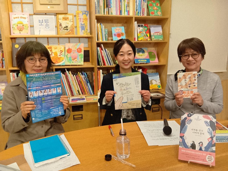 韓国書籍専門のブックカフェ「チェッコリ」のイベントで舞台について語った清水優華さん（中央）、石川樹里さん（左）ら＝東京都千代田区のチェッコリで2026年4月8日、榊真理子撮影