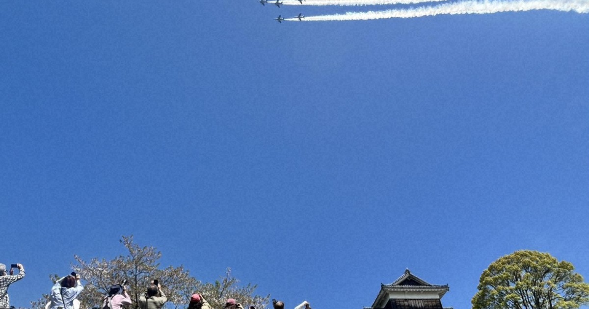 ブルーインパルスが熊本上空を飛行　熊本地震10年、追悼と感謝