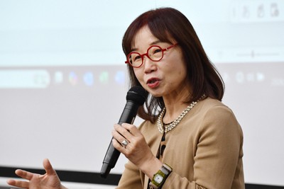 講演会で話す平井美津子さん＝大阪市天王寺区で2026年2月14日、加古信志撮影