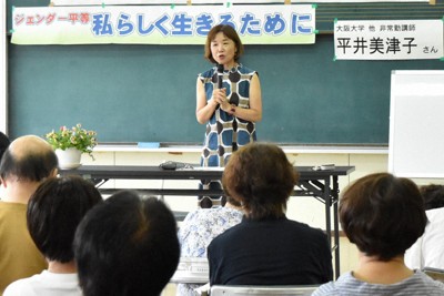 中学や大学での授業のほか、講演にも奔走する平井美津子さん。平和や慰安婦問題に関心を持ったきっかけを語る＝大阪府四條畷市で2023年7月1日、菅沼舞撮影