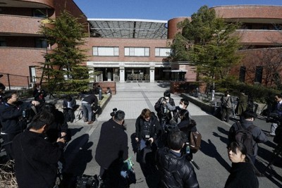 同志社国際高の前に集まった大勢の報道陣＝3月、京都府京田辺市（共同）