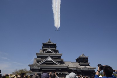 熊本城上空で展示飛行を繰り広げるブルーインパルス＝熊本市中央区で2026年4月11日午前11時13分、久野洋撮影