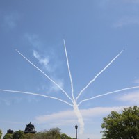 熊本城の上空を飛んだブルーインパルス＝熊本市で2026年4月11日午前11時12分、神崎真一撮影