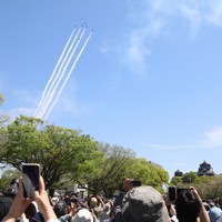 熊本城の上空を飛んだブルーインパルス＝熊本市で2026年4月11日午前11時6分、神崎真一撮影