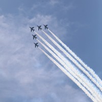 白煙をひいて熊本市上空を飛んだブルーインパルス＝熊本市で2026年4月11日午前11時15分、神崎真一撮影
