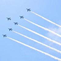 熊本市上空を飛行するブルーインパルス＝熊本市で2026年4月11日午前10時59分、日向米華撮影
