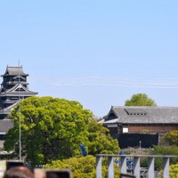 熊本城付近を飛行するブルーインパルス＝熊本市で2026年4月11日午前11時0分、日向米華撮影
