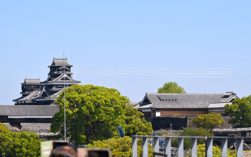 熊本城付近を飛行するブルーインパルス＝熊本市で2026年4月11日午前11時0分、日向米華撮影