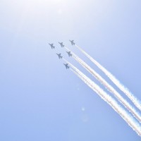 一糸乱れぬ隊列で飛行するブルーインパルス＝熊本市で2026年4月11日午前11時16分、日向米華撮影