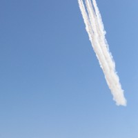 熊本城の上空を飛んだブルーインパルス＝熊本市で2026年4月11日午前11時17分、神崎真一撮影