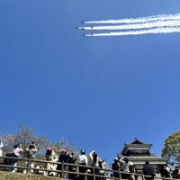 熊本城上空で展示飛行を繰り広げるブルーインパルス＝熊本市中央区で2026年4月11日午前11時14分、野呂賢治撮影