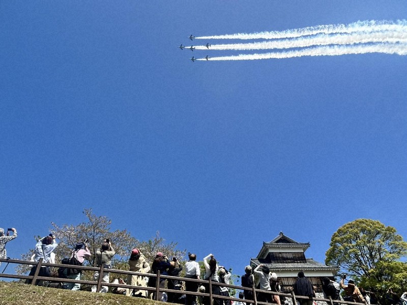 熊本城上空で展示飛行を繰り広げるブルーインパルス＝熊本市中央区で2026年4月11日午前11時14分、野呂賢治撮影
