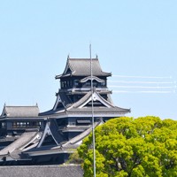 熊本城上空を飛行するブルーインパルス＝熊本市で2026年4月11日午前11時0分、日向米華撮影