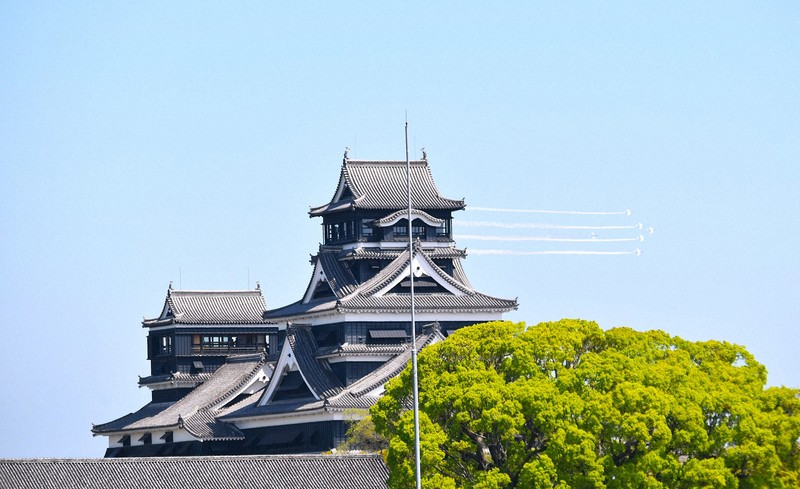 熊本城上空を飛行するブルーインパルス＝熊本市で2026年4月11日午前11時0分、日向米華撮影