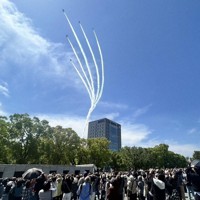 熊本城上空で展示飛行を繰り広げるブルーインパルス＝熊本市中央区で2026年4月11日午前11時10分、野呂賢治撮影